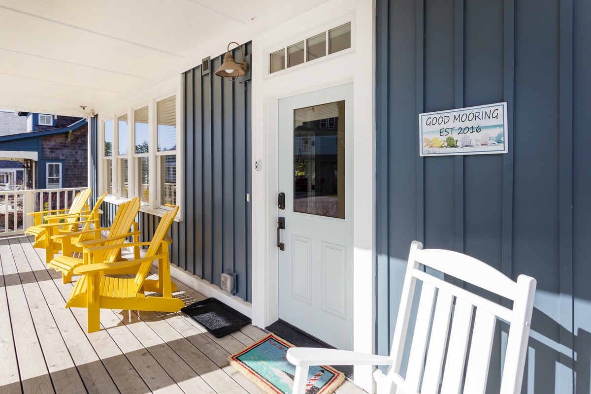 Good Mooring covered front porch