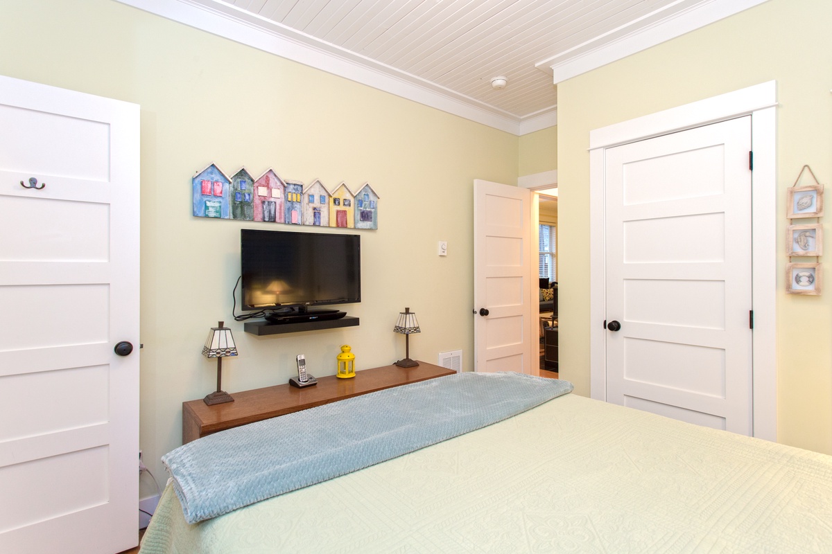 Flat screen TV in queen bedroom