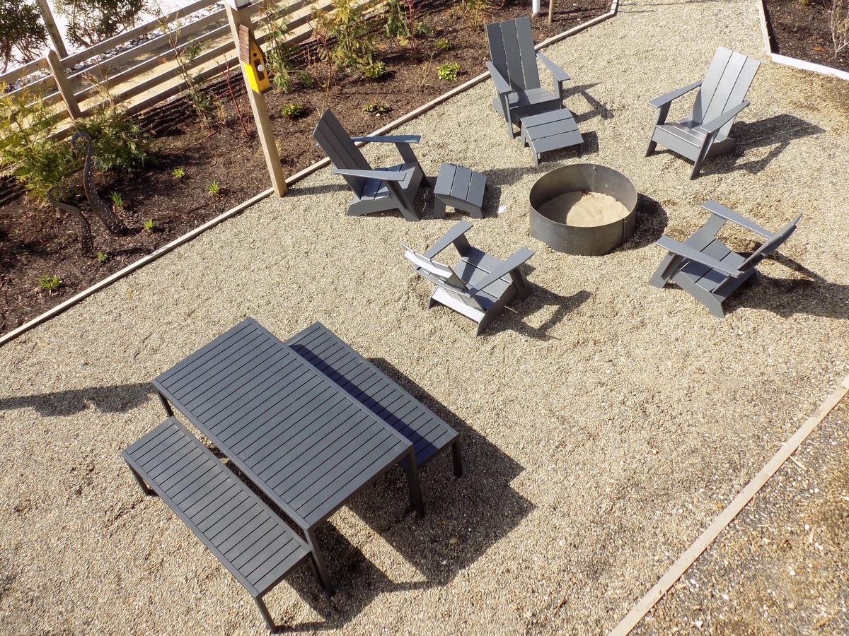 Outdoor fire pit and picnic table on the patio