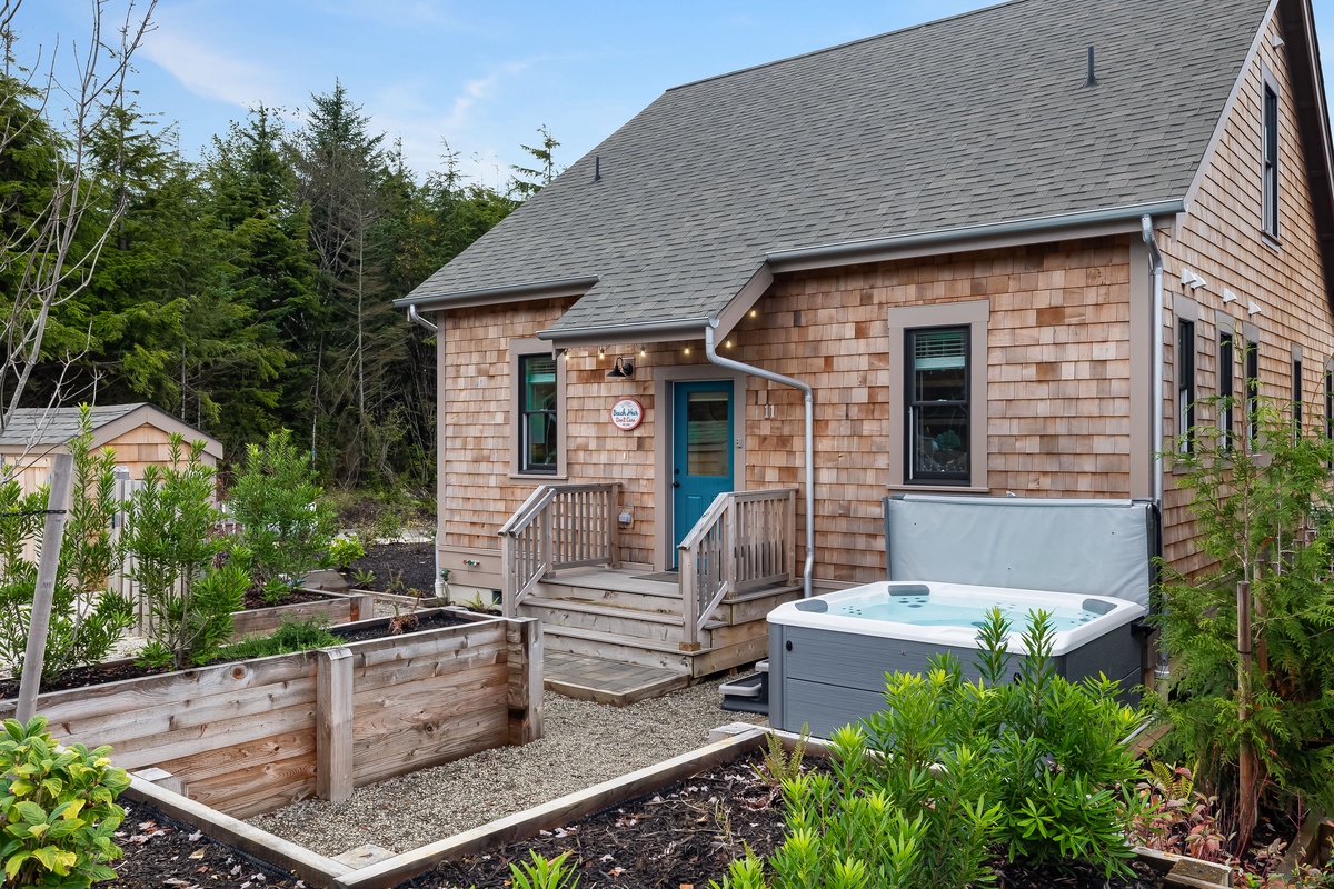 Hot tub in the back yard