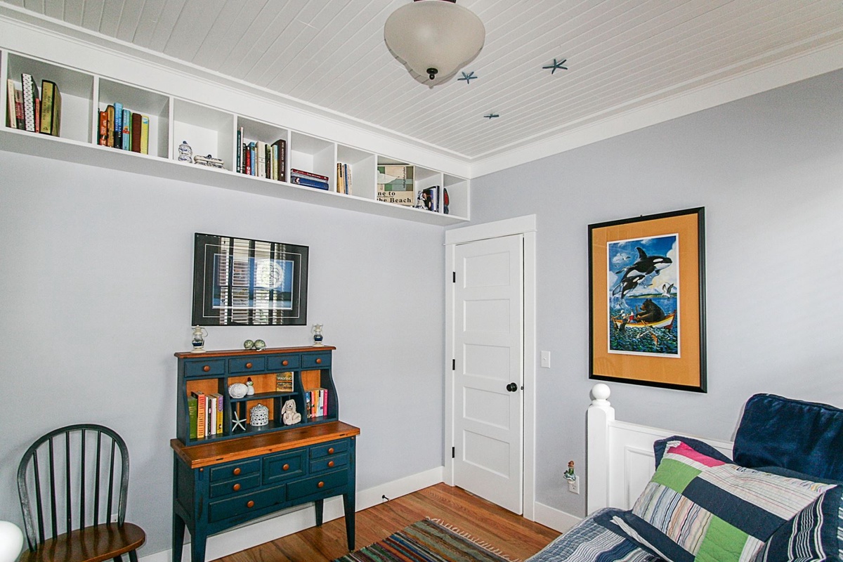 Second bedroom with desk 