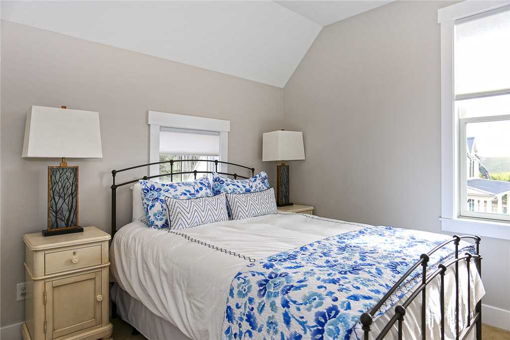 Queen guest bedroom