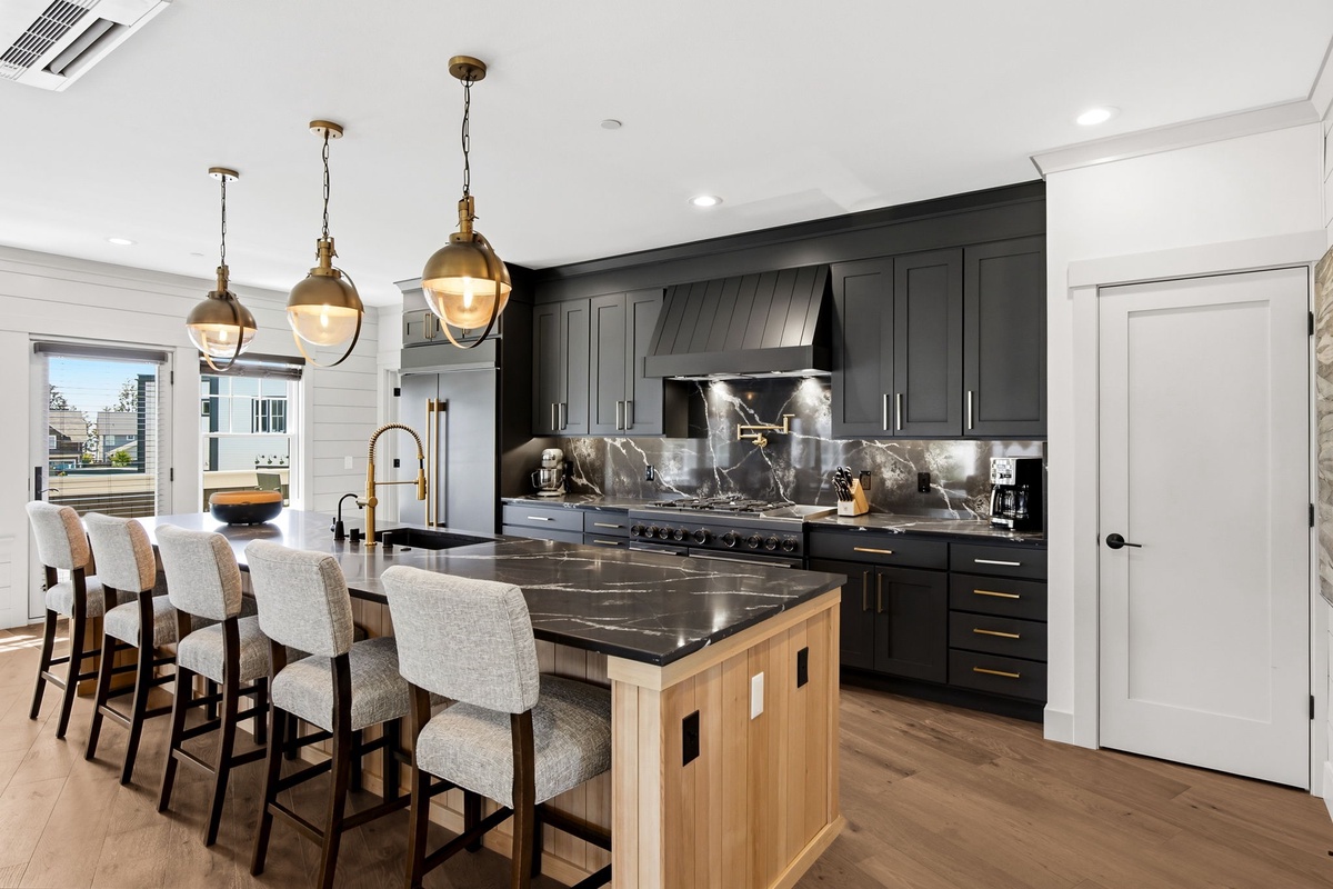 Kitchen with dining bar