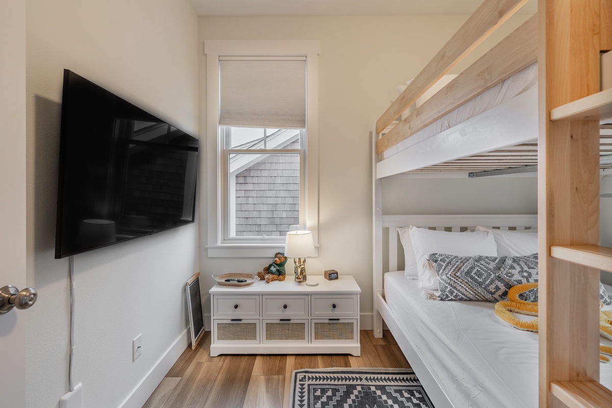 Bunk room with SmartTV and reading nook