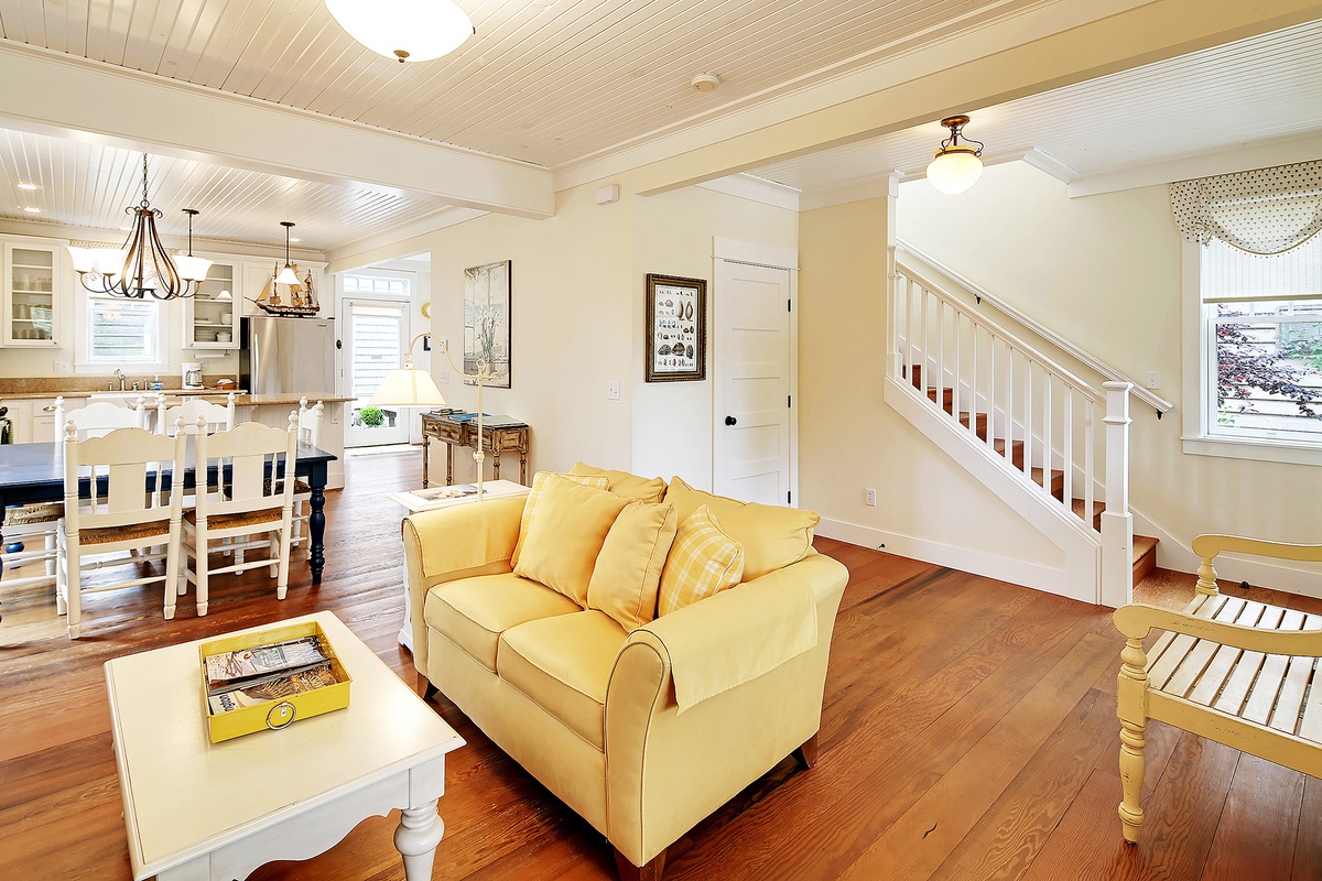 Flowing space between dining room and kitchen