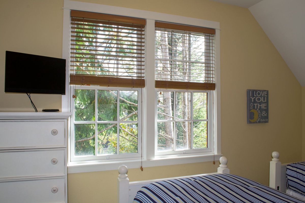 Second floor two twin beds and TV