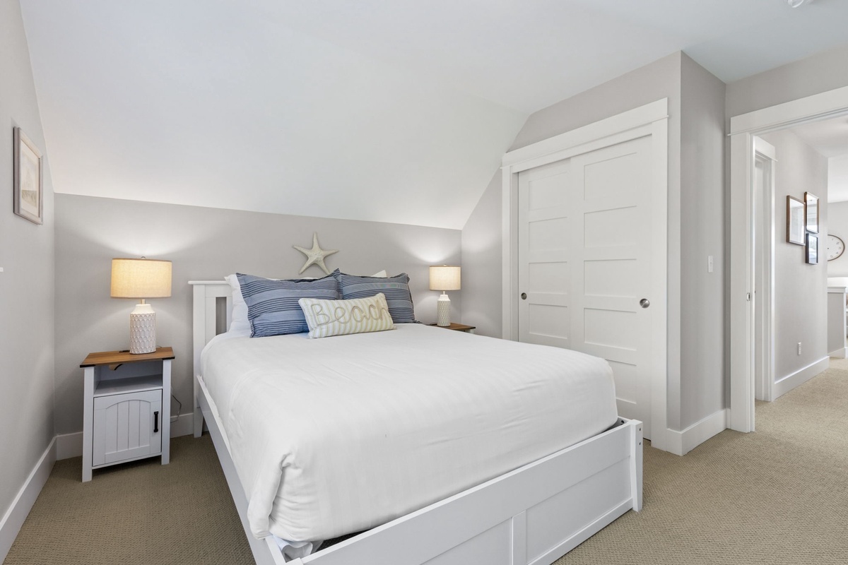 Queen bedroom with ensuite bathroom