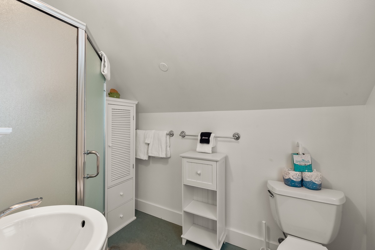 Carriage house full bathroom