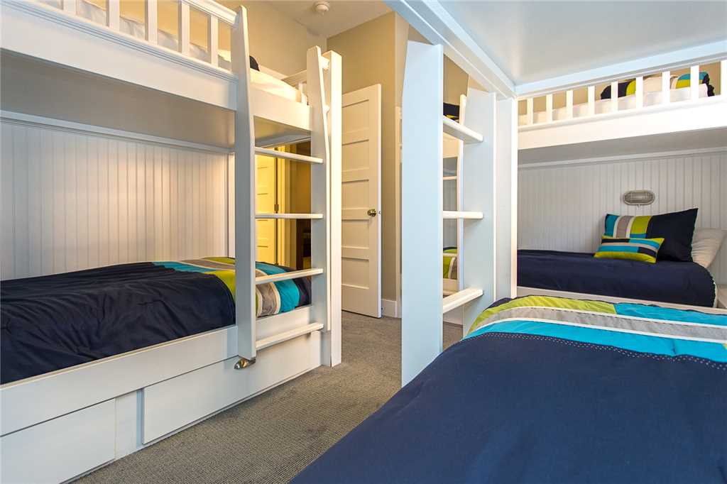 Bedroom 5 bunk room sleeps 6 with twin xl mattresses