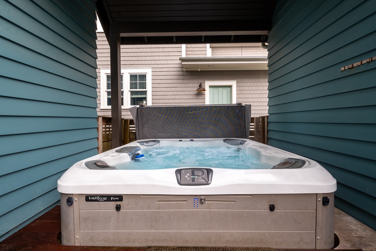 Relaxing 7 person hot tub