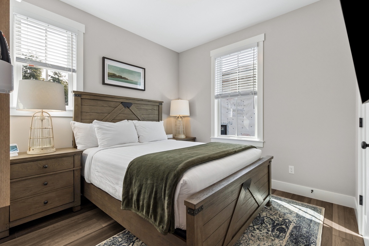 Guest queen bedroom