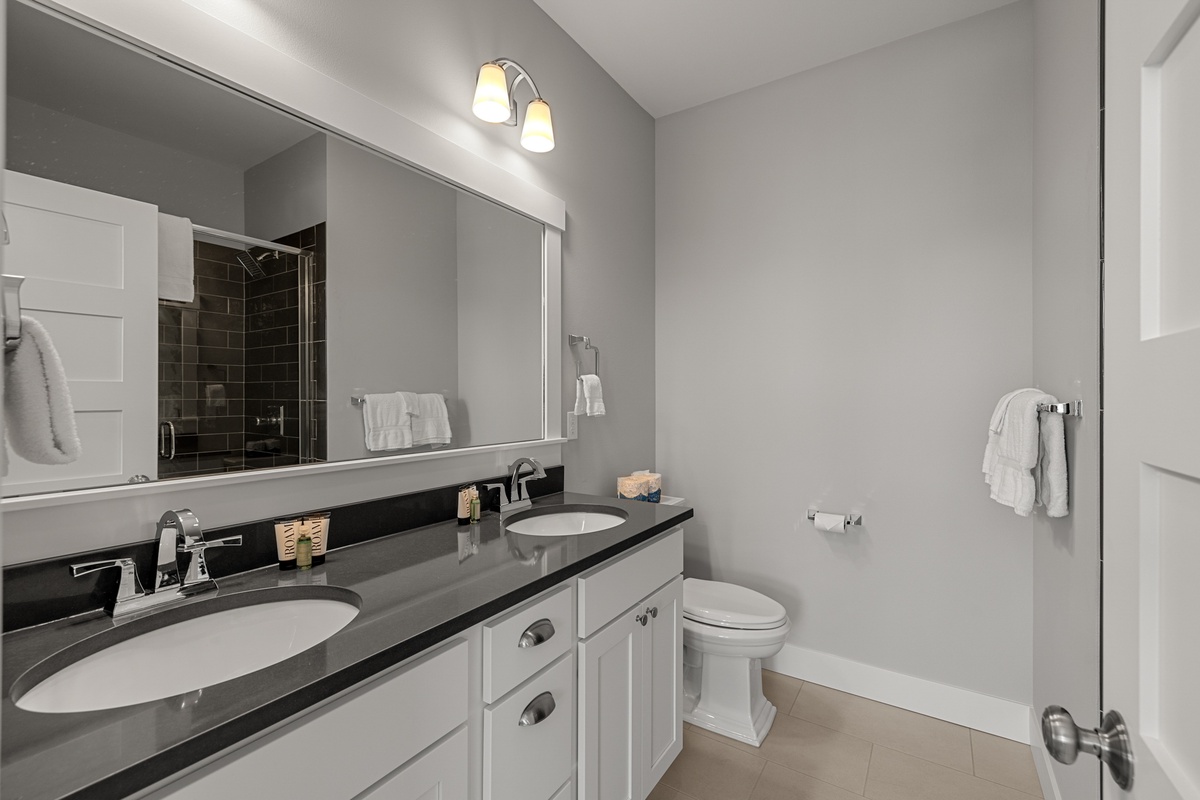 Ensuite bath with walk-in shower