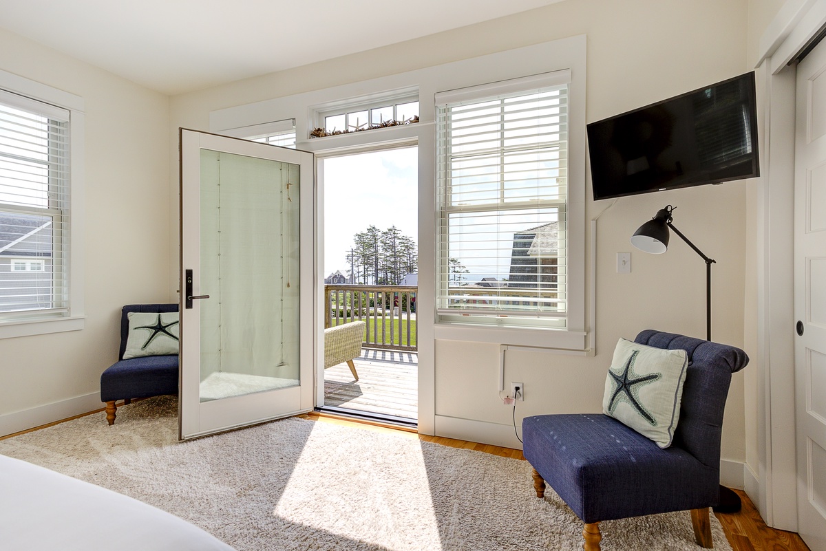 primary bedroom with balcony