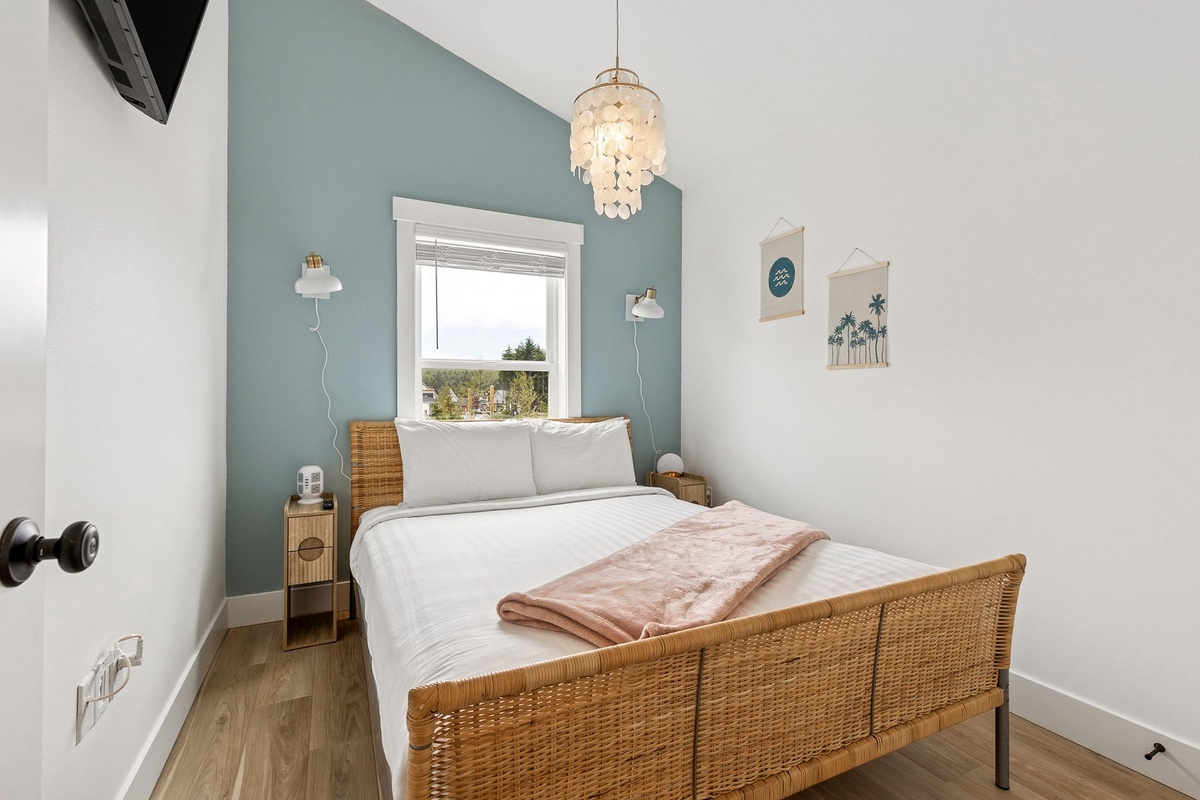 Guest queen bedroom