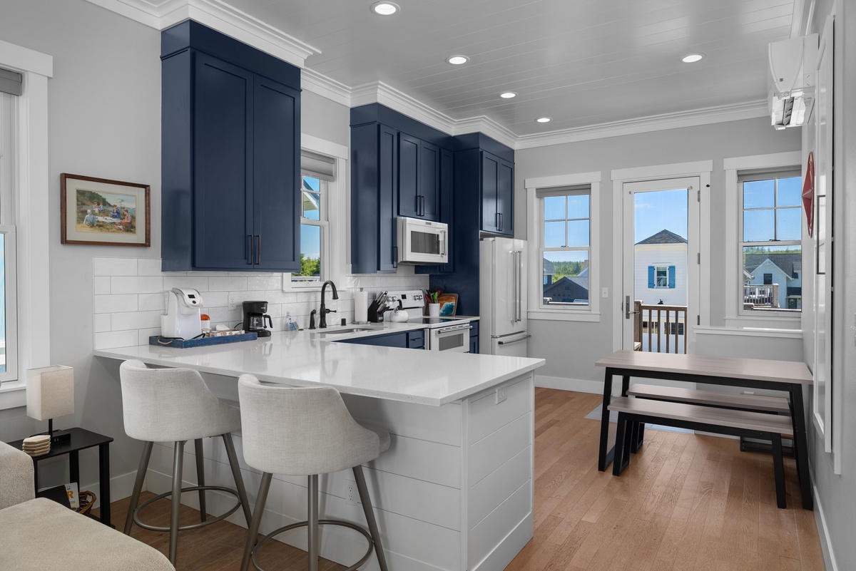 Kitchen with dining bar