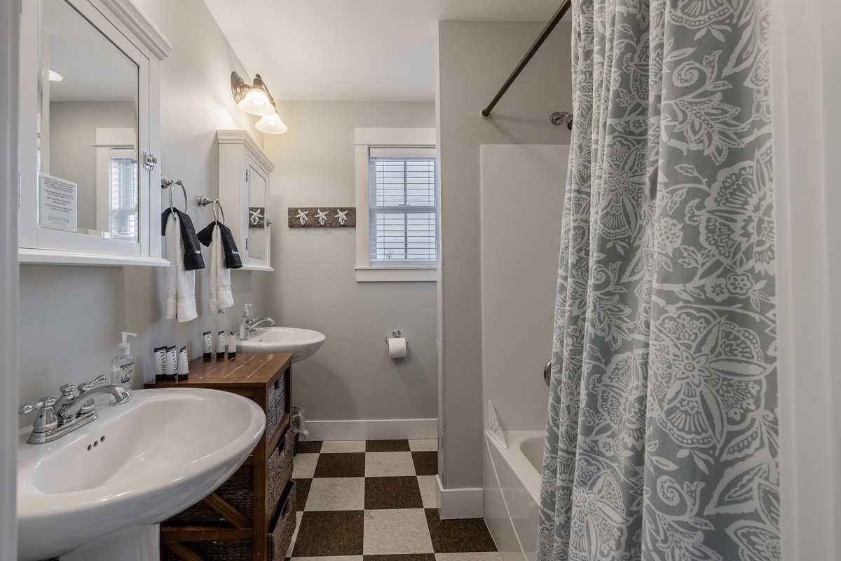 Ensuite bathroom with tub