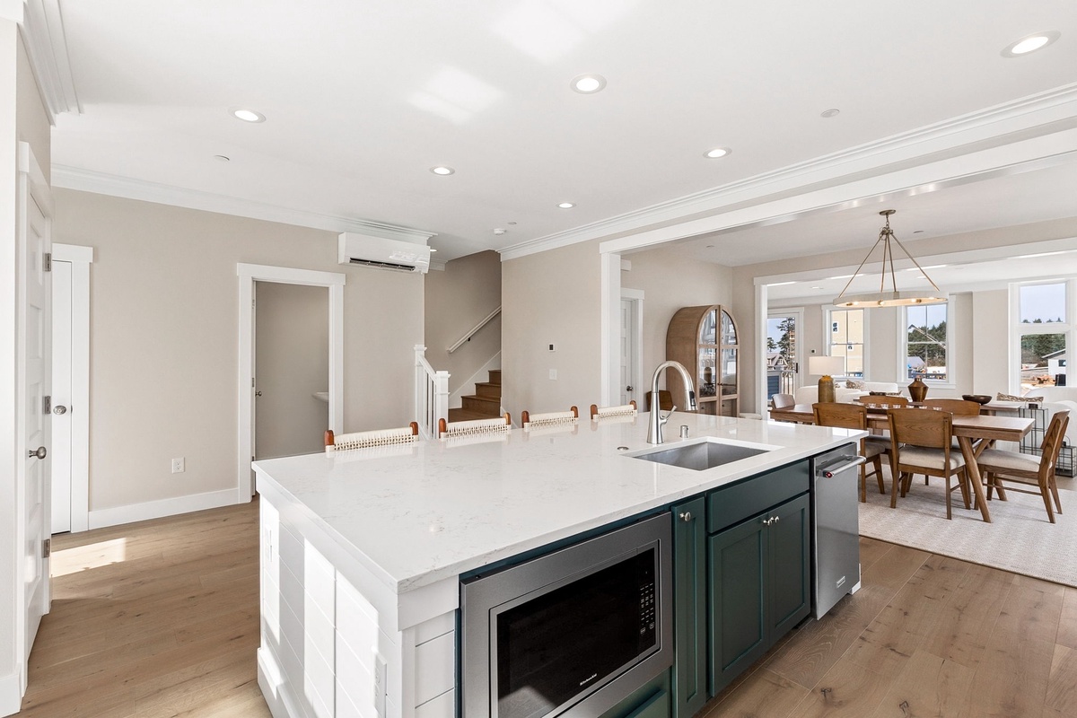 Kitchen with dining bar