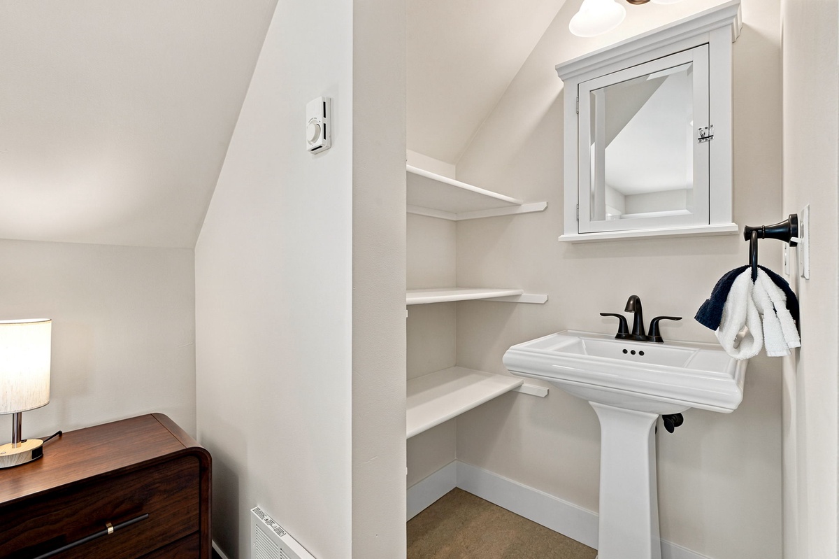 King loft bedroom