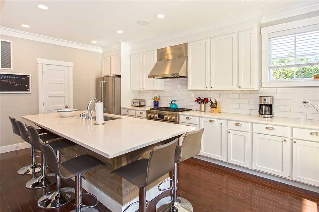 Gourmet kitchen with island seats 6