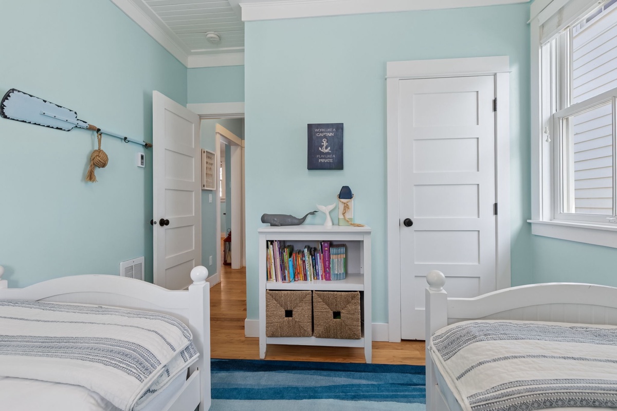 Twin bedroom