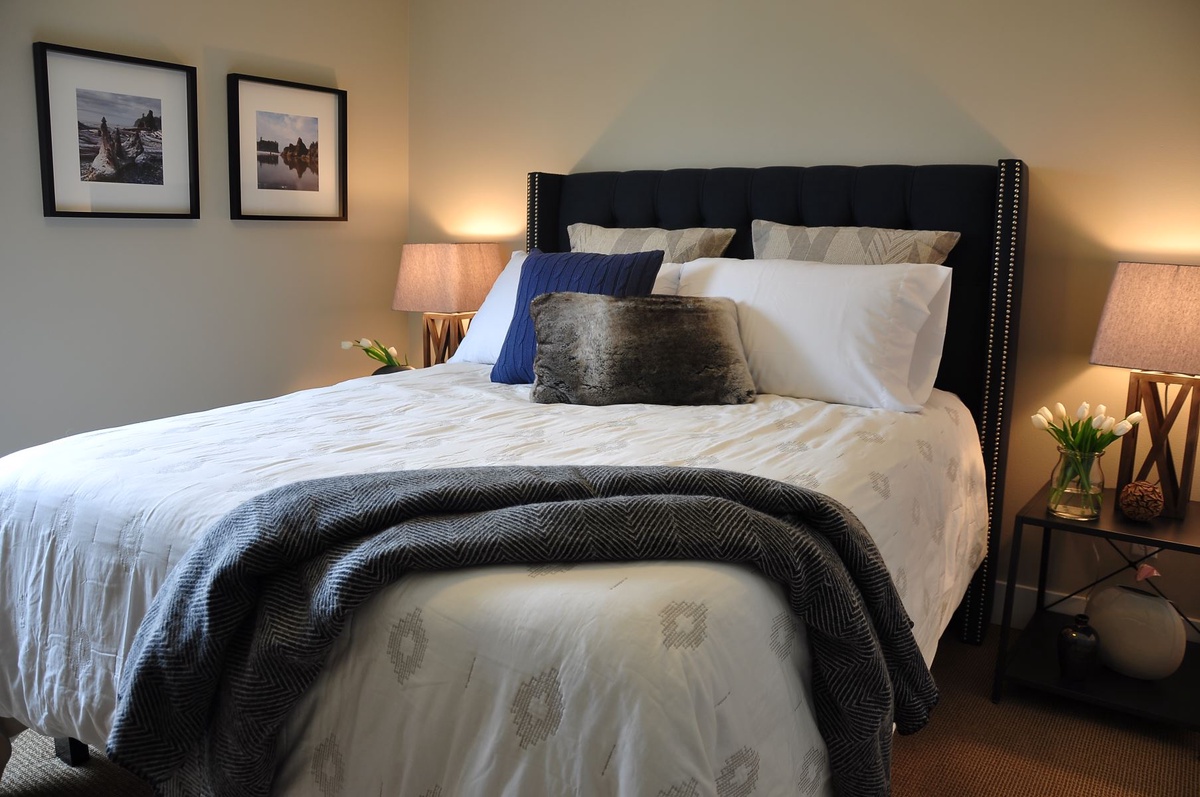 Comfortably decorated queen bedroom