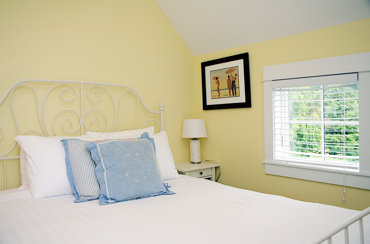 Carriage house cozy queen bedroom