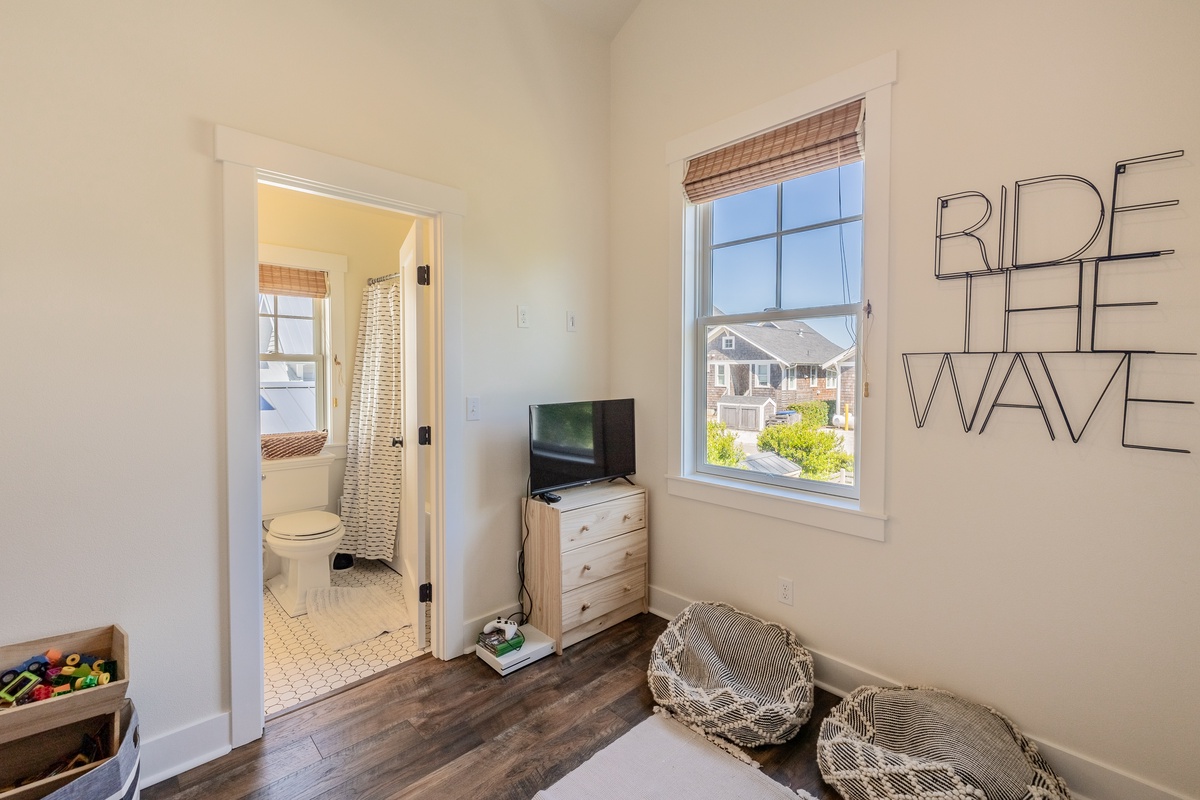 Bunk bedroom with ensuite bath