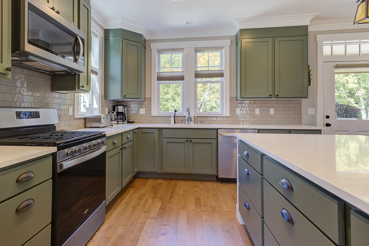 The fully equipped kitchen is ready for your culinary adventures