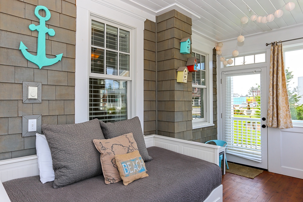 Enclosed sun porch with twin/king daybed