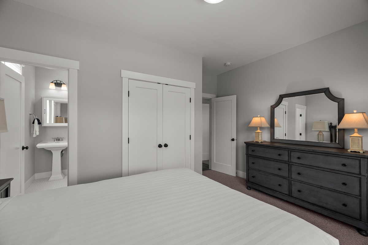 Queen bedroom with ensuite bath