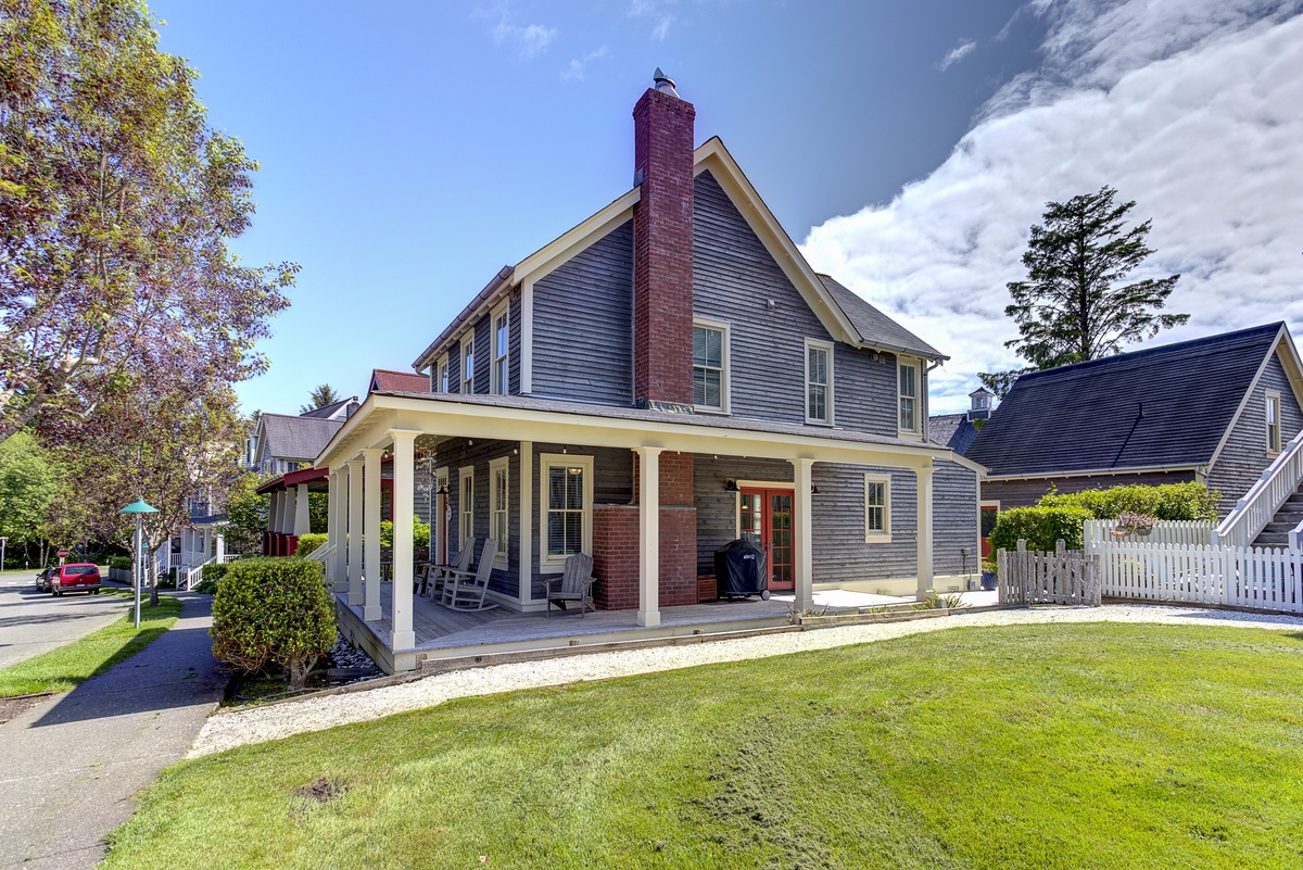 covered wraparound porch