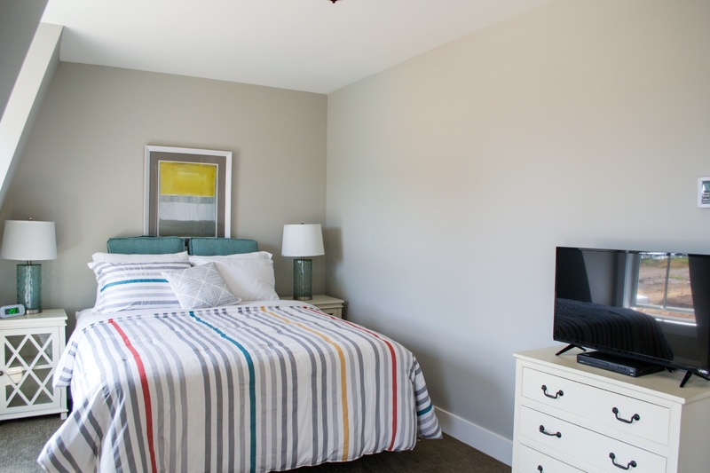 3rd floor - South bedroom with TV and ocean view