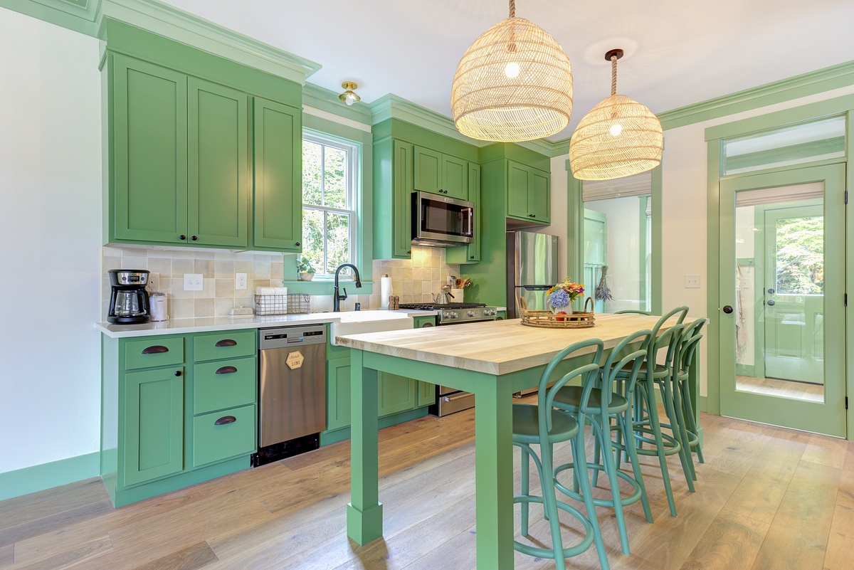 gorgeous kitchen and dining area