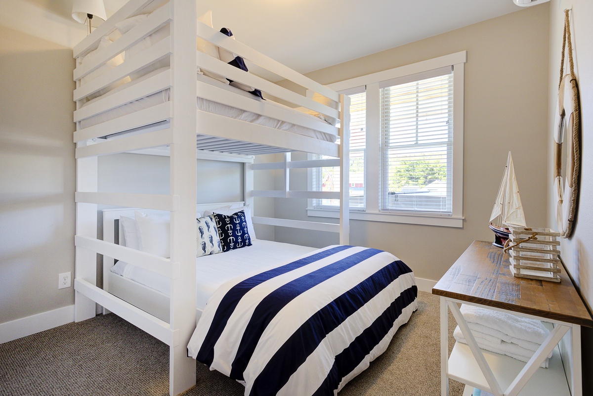 Guest bunk bedroom with full-over-queen bunks