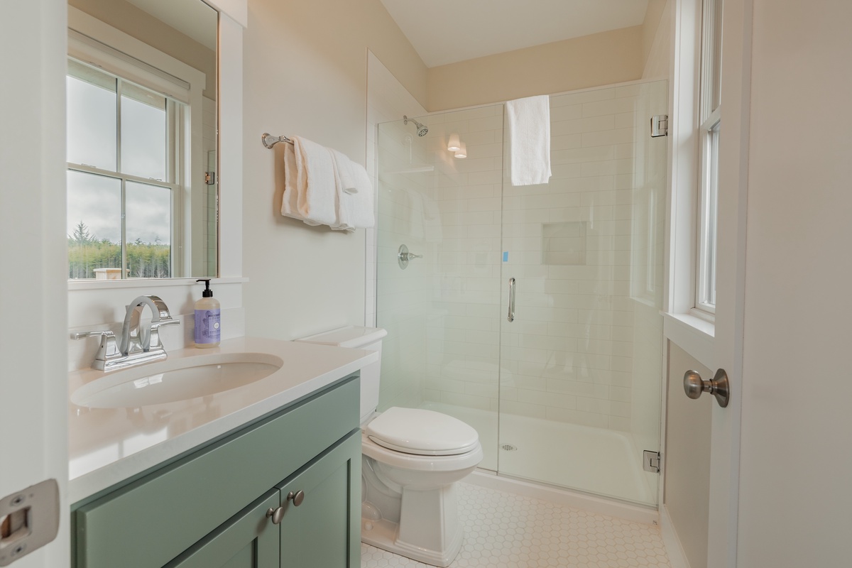 Ensuite bath with walk-in shower