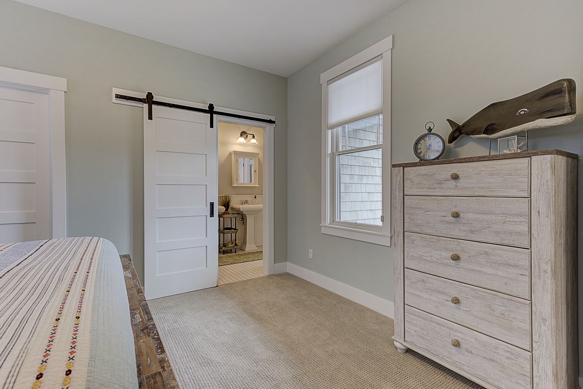 Main floor primary bedroom