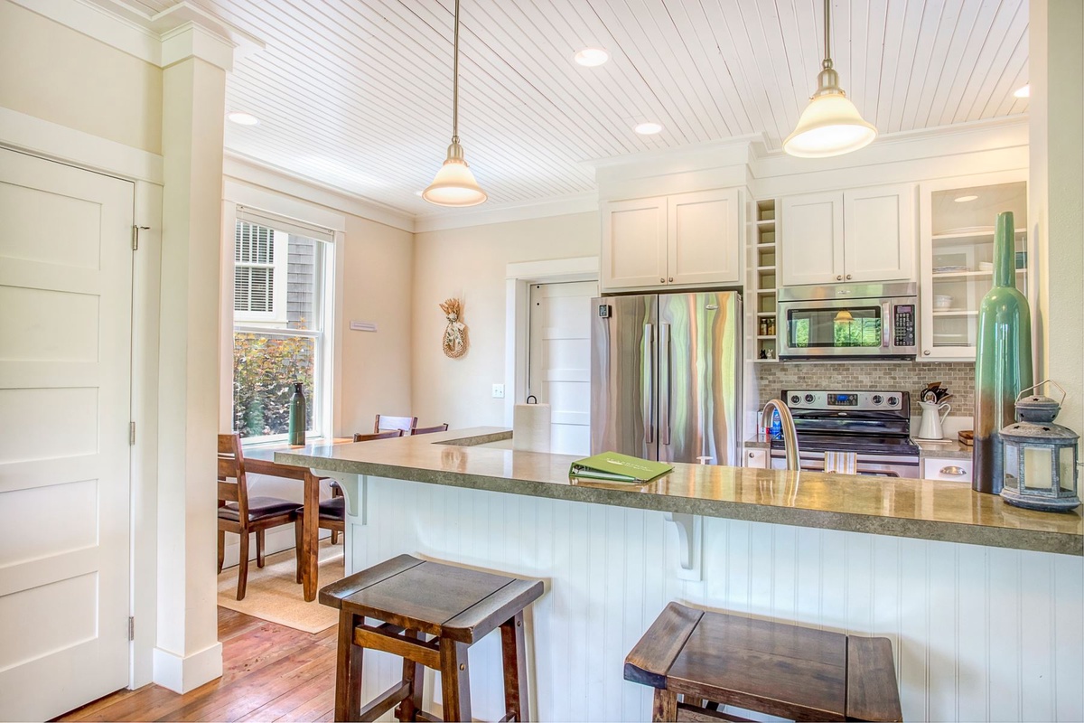 Kitchen & Breakfast Bar