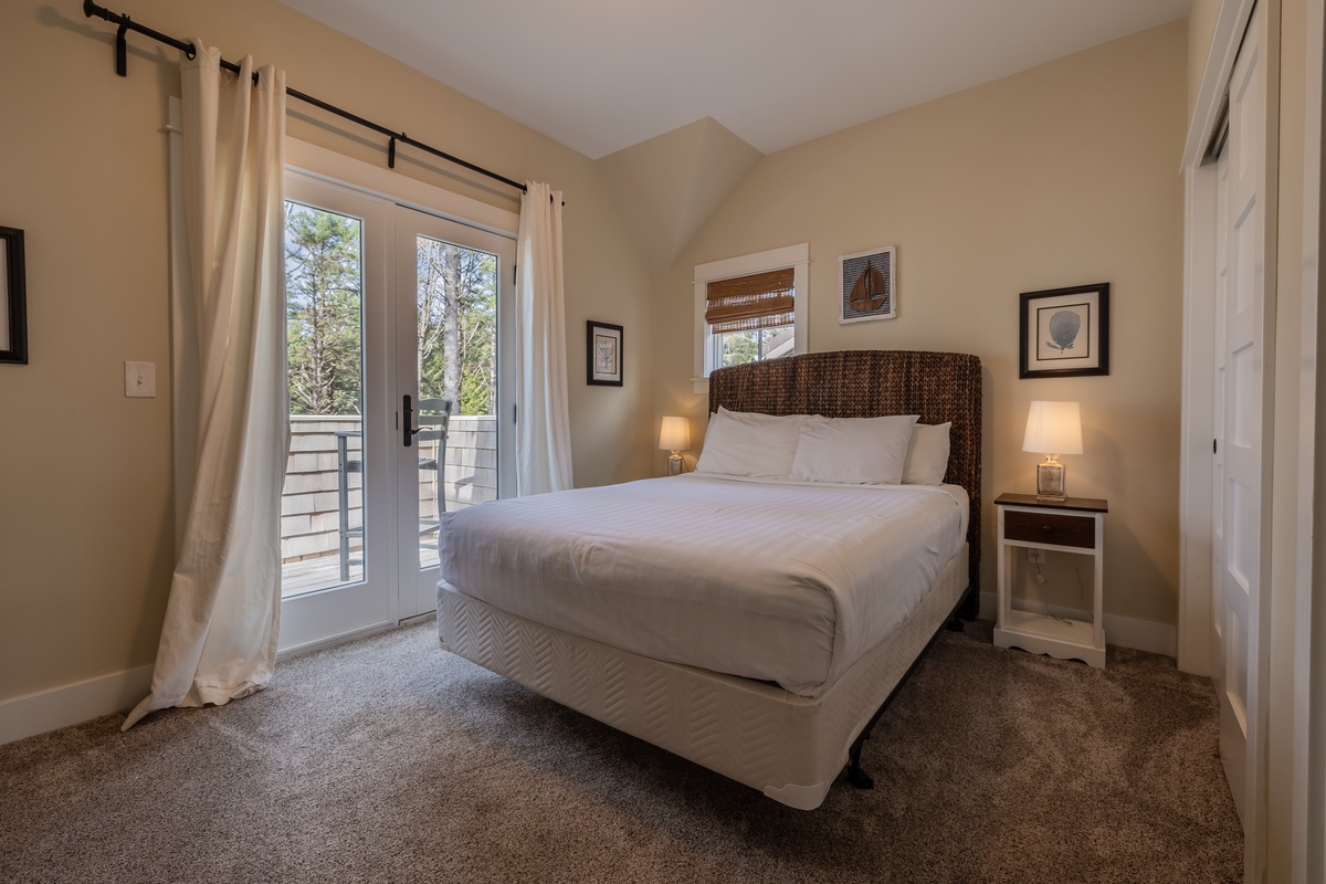 Upstairs guest queen bedroom