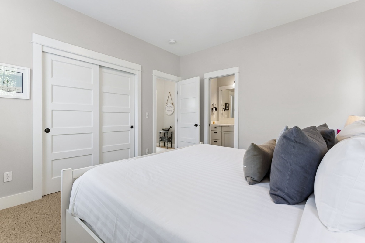 Guest king bedroom