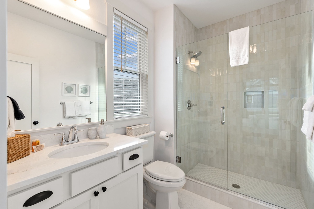 Full ensuite bathroom