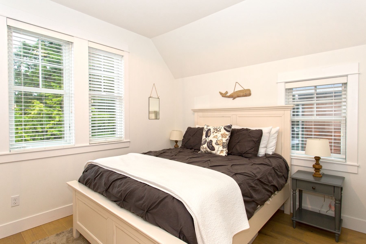 Queen master bedroom 