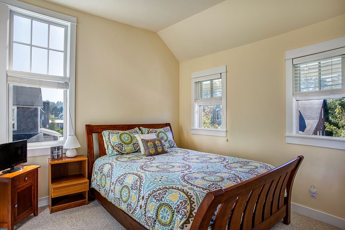 Second floor queen bedroom