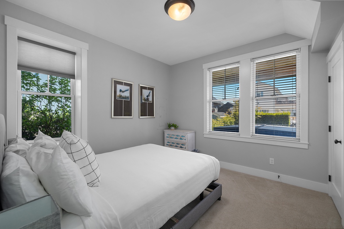 Guest queen bedroom