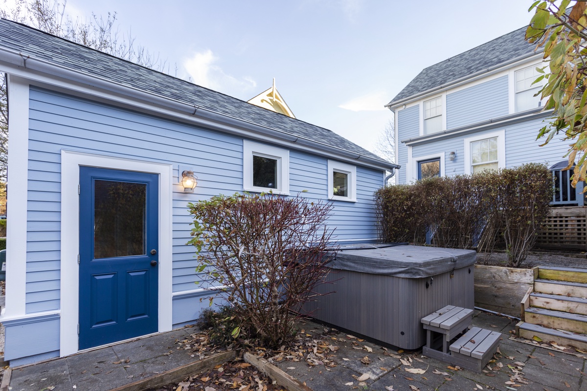 Endless Summer garage and private hot tub