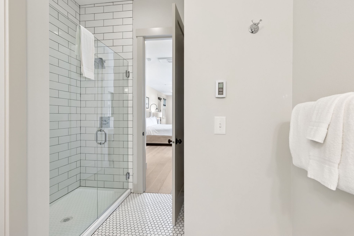 King bedroom ensuite bathroom
