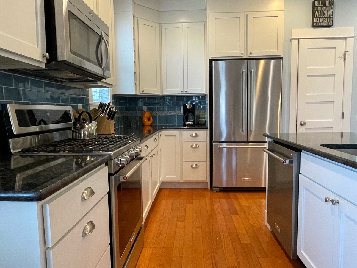 The fully equipped kitchen is ready for your culinary adventures