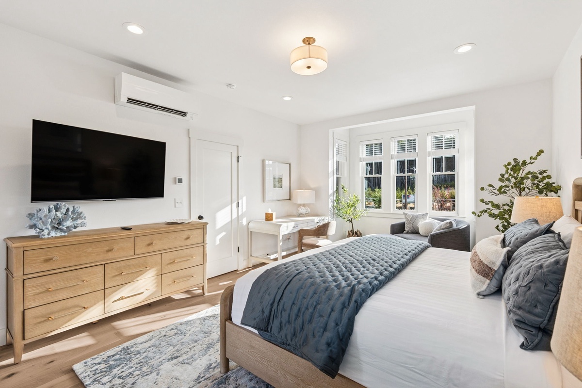 Main floor primary bedroom