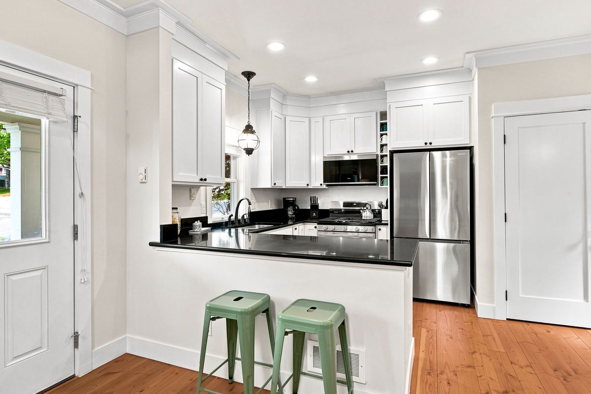 Kitchen with dining bar