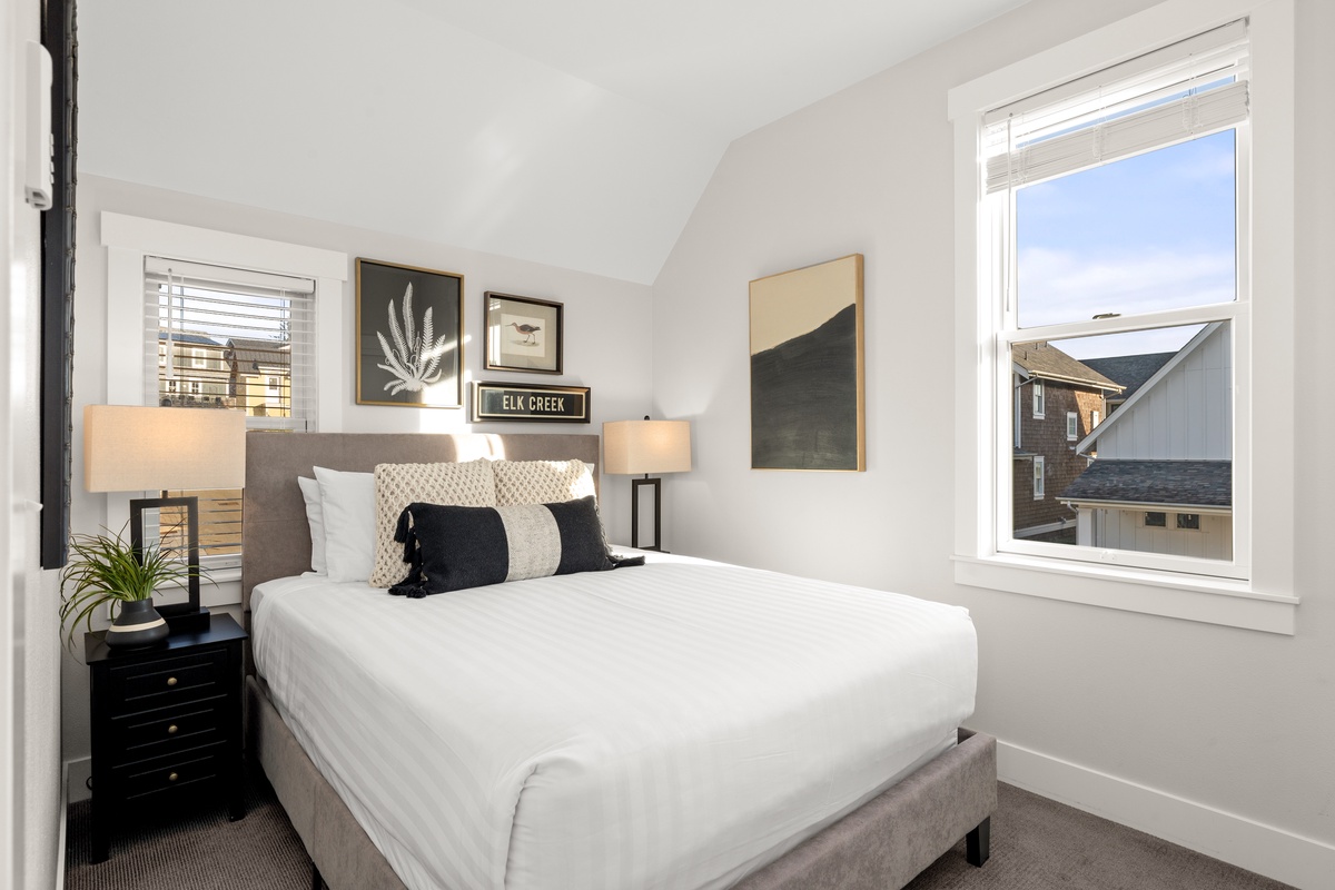 Guest bedroom with queen bed