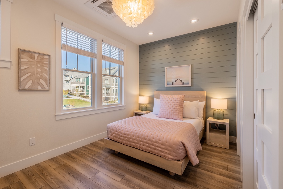 Upstairs guest bedroom